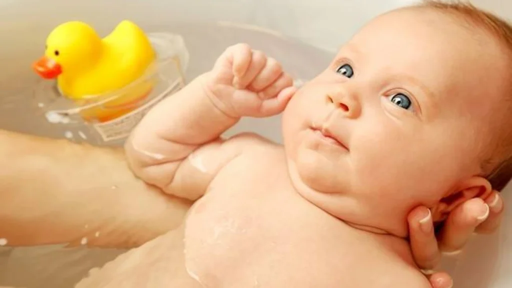 Tips Memandikan Bayi Baru Lahir dengan Aman dan Nyaman