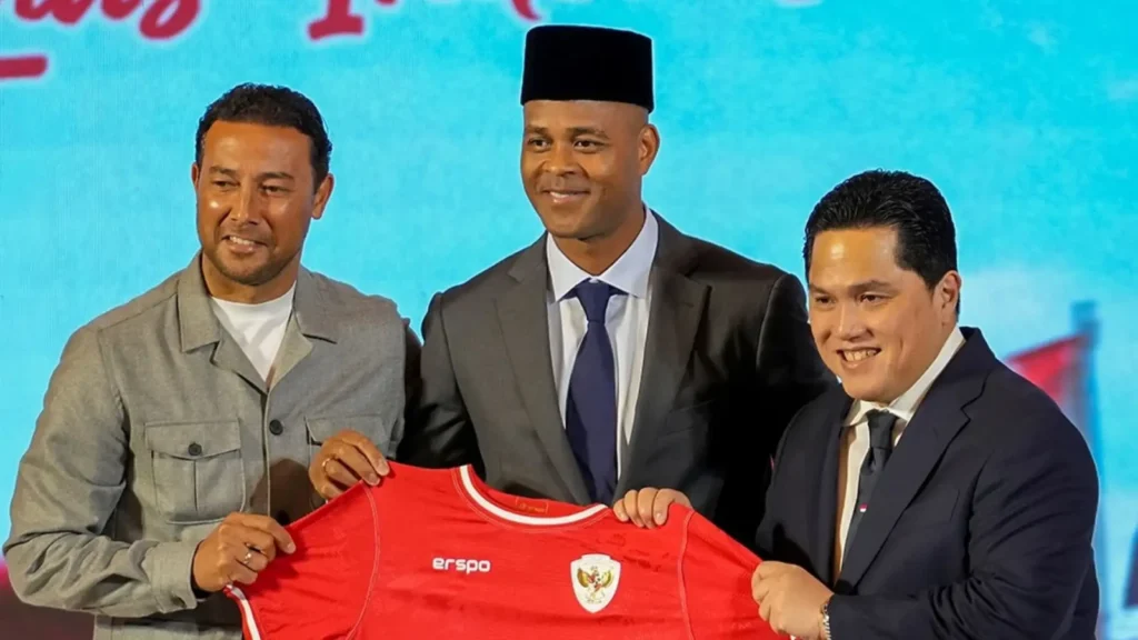 Denny Landzaat Tegaskan Komitmen untuk Timnas Indonesia Meski Dapat Tawaran dari Ajax