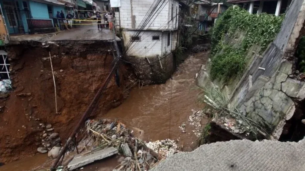 Tim SAR Brimob Polda Jabar Terlibat dalam Pencarian Korban Banjir di Bogor